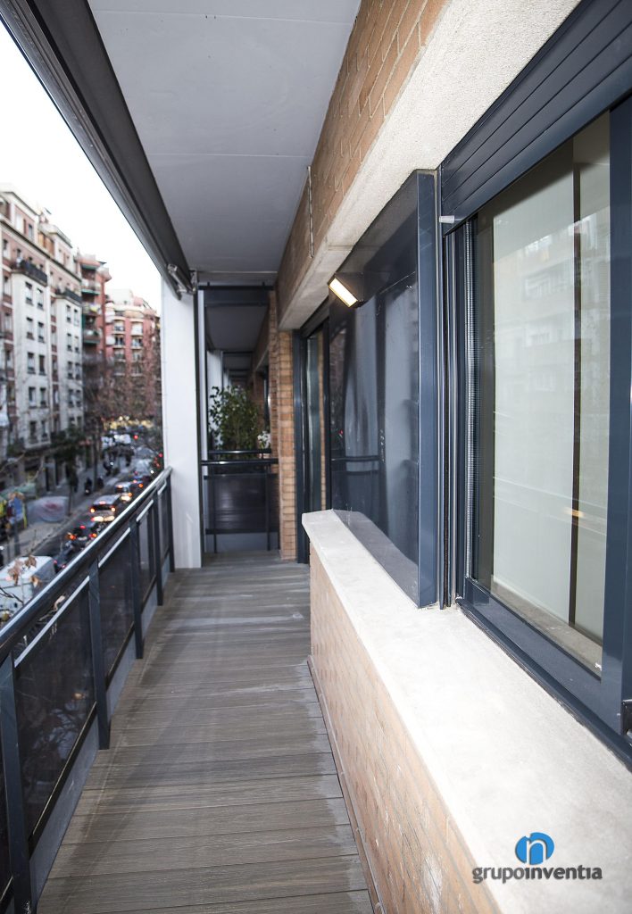 Balcón rehabilitado en calle Rosselló de Barcelona
