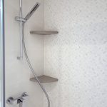 ducha con azulejos blancos