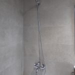 ducha con azulejos grises