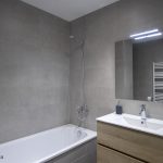 baño alicatado azulejos grises