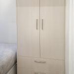 armario de dos puertas