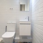 azulejos blancos cuarto de baño