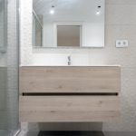 mueble baño acabados en madera