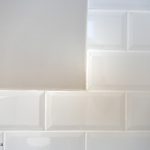 azulejos blancos cuarto baño
