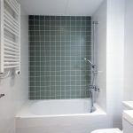 azulejos blancos baño