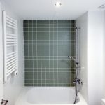 azulejos verdes baño