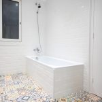 azulejos blancos baño