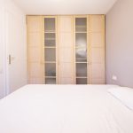 armario madera dormitorio