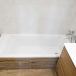 bañera azulejos madera