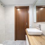 puerta madera baño