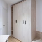armario madera dormitorio