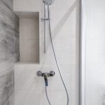 ducha azulejo gris