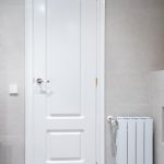 puerta blanca baño