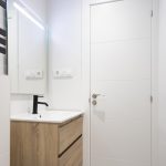 puerta blanca baño