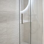mampara transparente baño