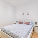 dormitorio amueblado contemporáneo