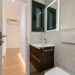 mueble baño madera oscura