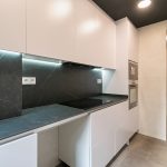 mueble cocina blanco y negro