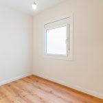 dormitorio con parquet