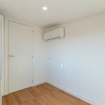 pared blanca dormitorio