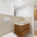 baño moderno equipado