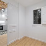 dormitorio blanco parquet